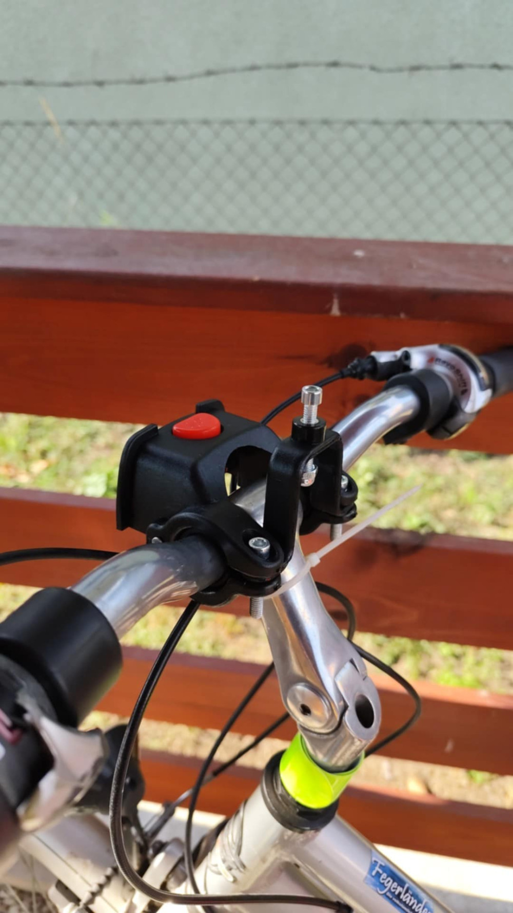 Csomagtartó kosár, első kormányra szerelhető
